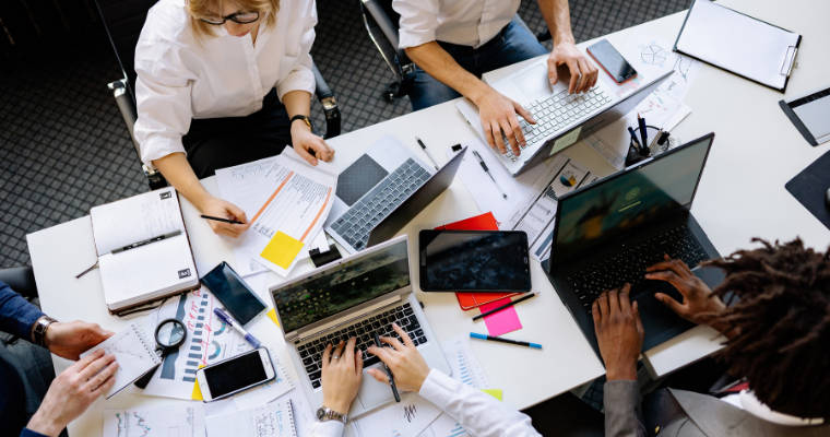 lavoratori stranieri in ufficio