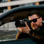 investigatore privato scatta una fotografia