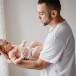 Padre con neonato in braccio