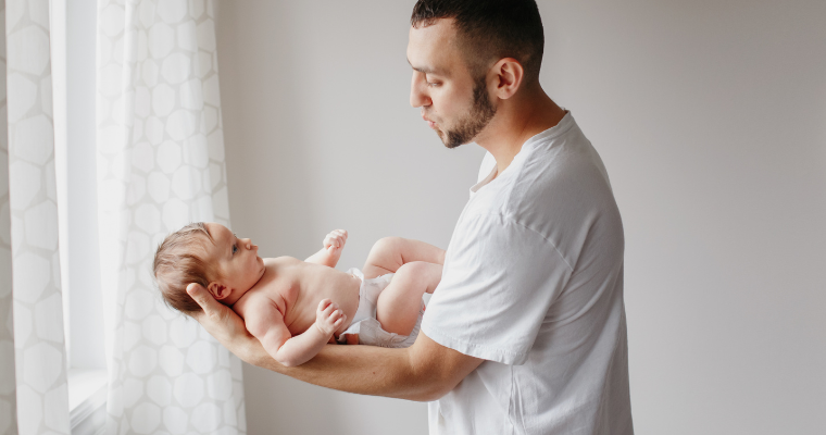 Padre con neonato in braccio